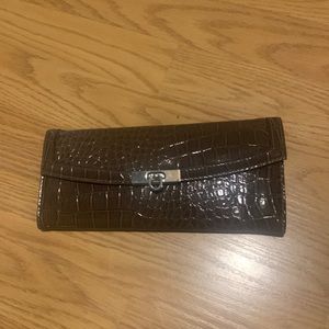 Wallet croc pattern